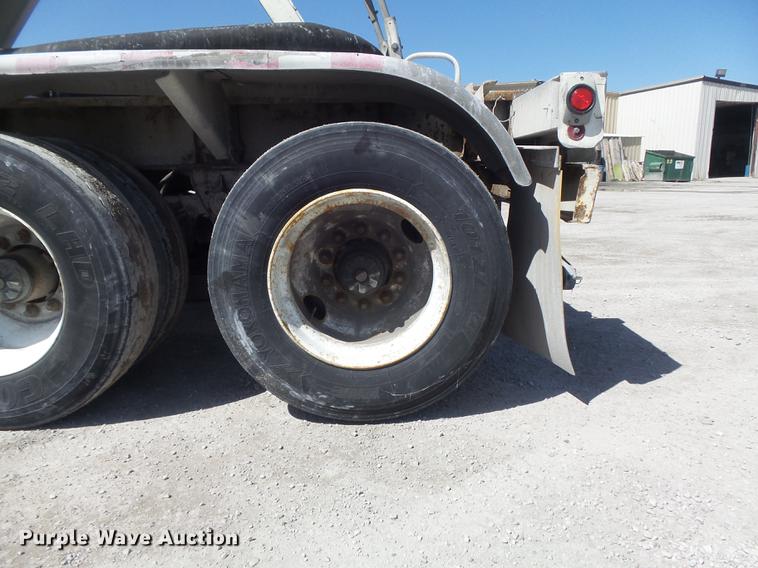 image for item DC7334 1994 Fruehauf HAR-F2-J1525X4 pneumatic dry bulk tank trailer