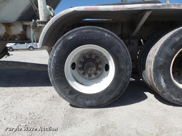 image for item DC7334 1994 Fruehauf HAR-F2-J1525X4 pneumatic dry bulk tank trailer