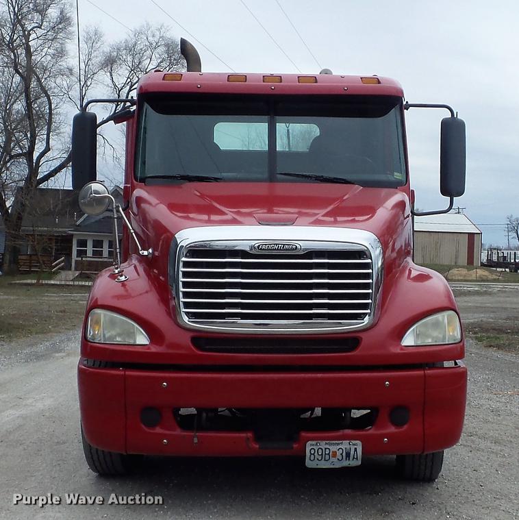 image for item DC7361 2007 Freightliner Columbia semi truck