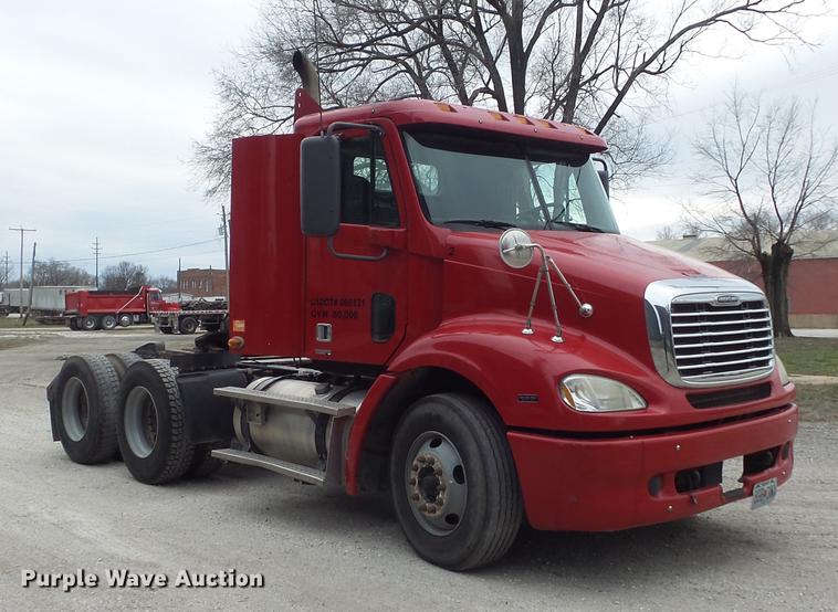 image for item DC7361 2007 Freightliner Columbia semi truck