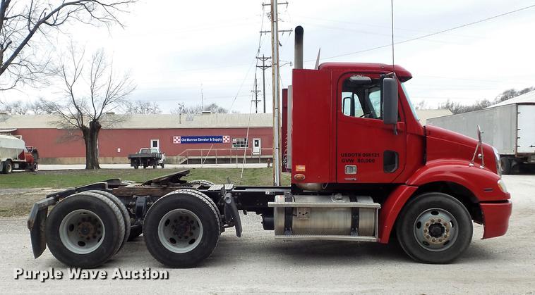 image for item DC7361 2007 Freightliner Columbia semi truck