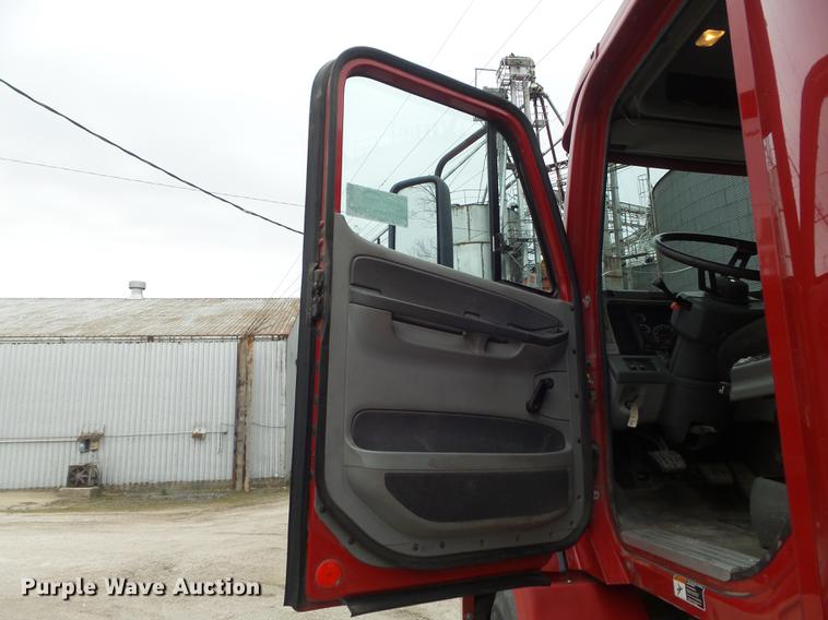 image for item DC7361 2007 Freightliner Columbia semi truck