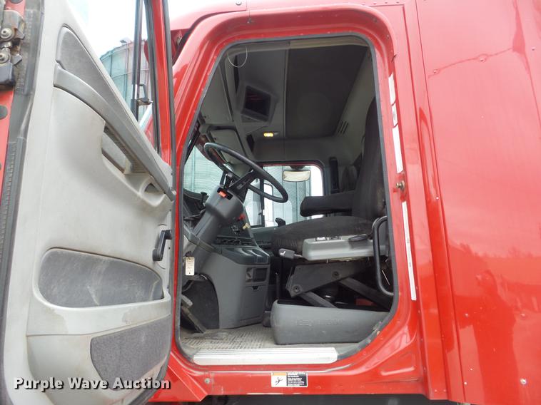 image for item DC7361 2007 Freightliner Columbia semi truck