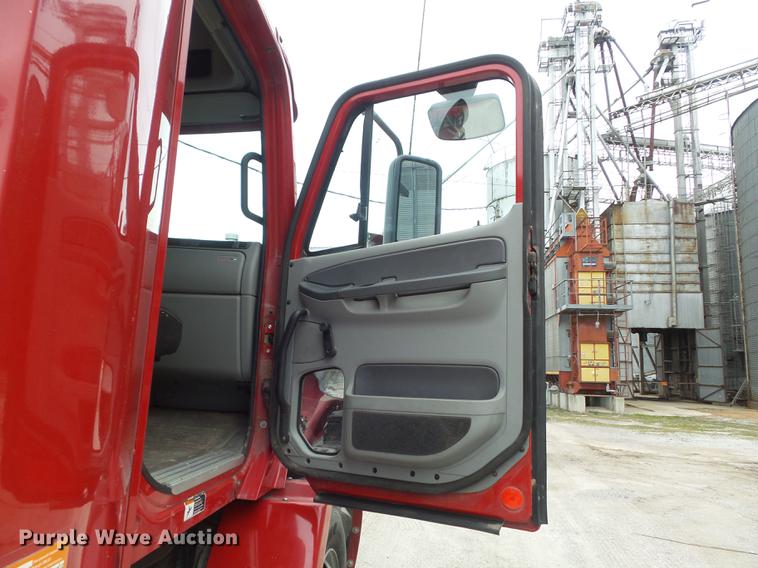 image for item DC7361 2007 Freightliner Columbia semi truck