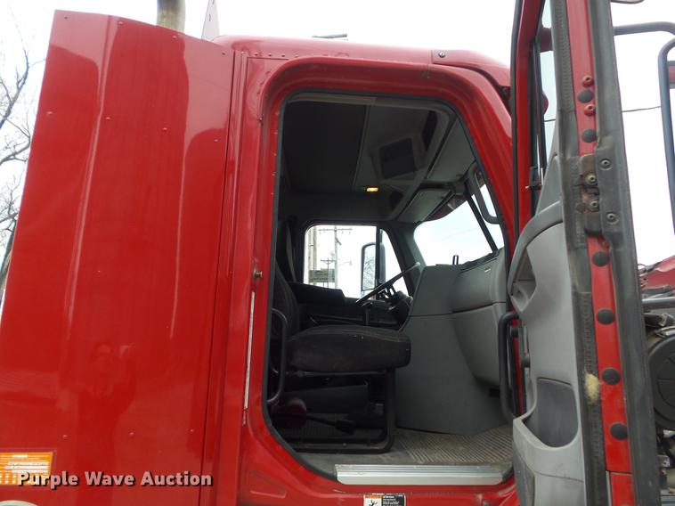 image for item DC7361 2007 Freightliner Columbia semi truck