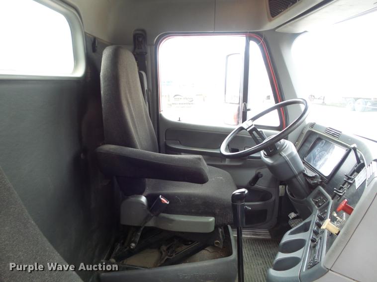 image for item DC7361 2007 Freightliner Columbia semi truck