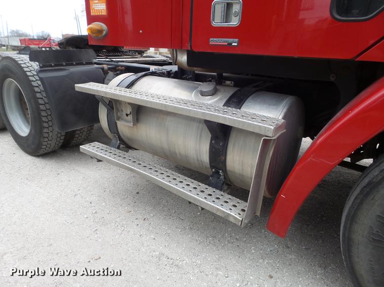 image for item DC7361 2007 Freightliner Columbia semi truck