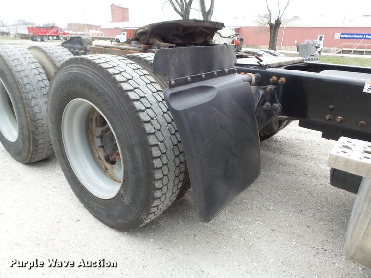 image for item DC7361 2007 Freightliner Columbia semi truck