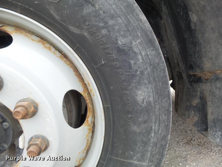 image for item DC7361 2007 Freightliner Columbia semi truck