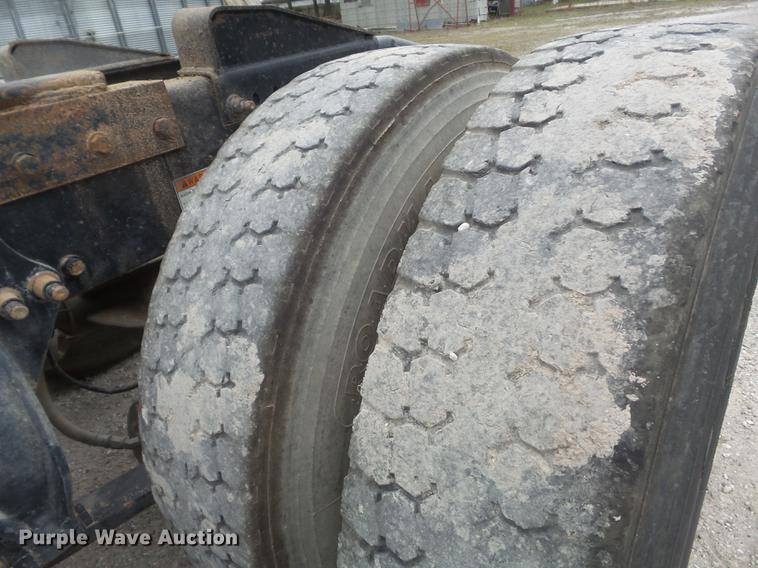 image for item DC7361 2007 Freightliner Columbia semi truck