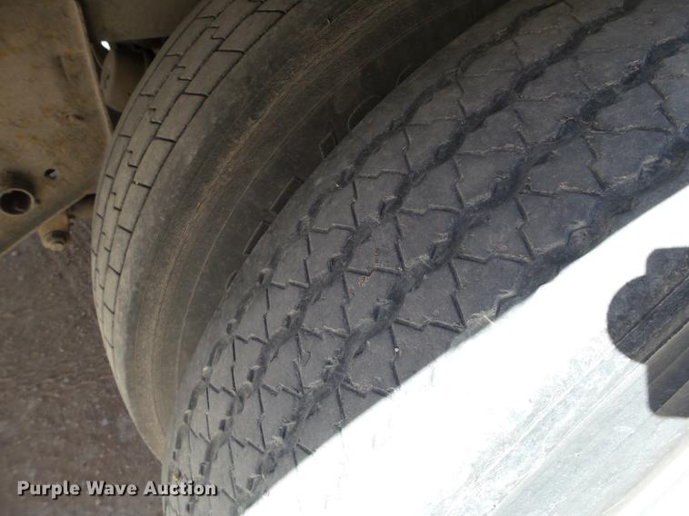 image for item DD1200 1995 Hyundai dry van trailer