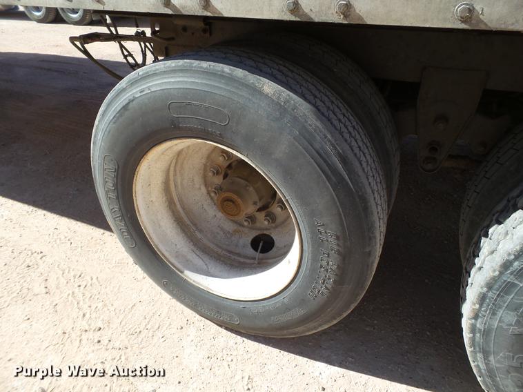 image for item DD1200 1995 Hyundai dry van trailer