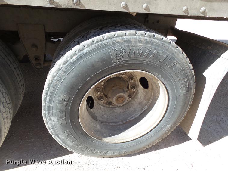 image for item DD1200 1995 Hyundai dry van trailer