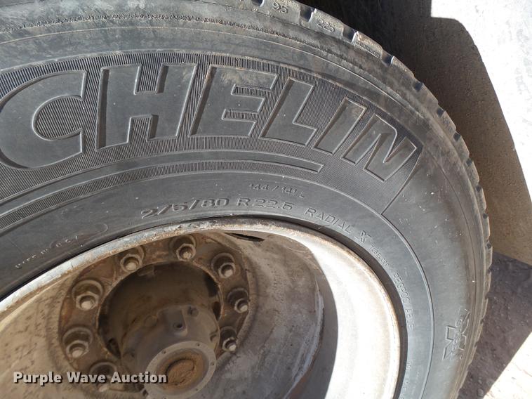 image for item DD1200 1995 Hyundai dry van trailer