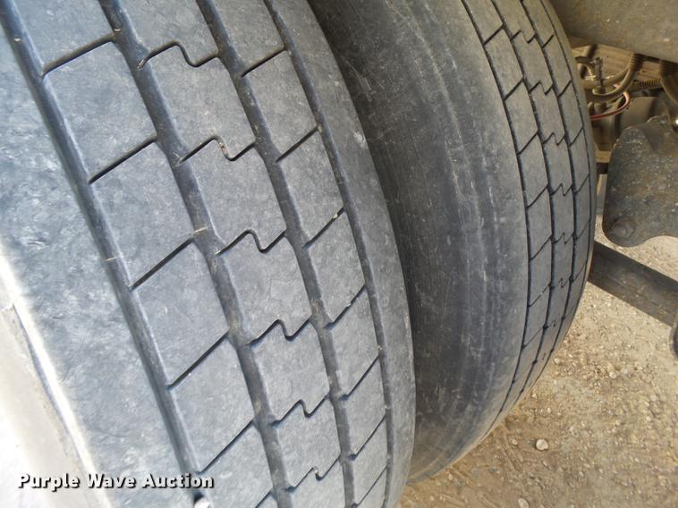 image for item DD1200 1995 Hyundai dry van trailer