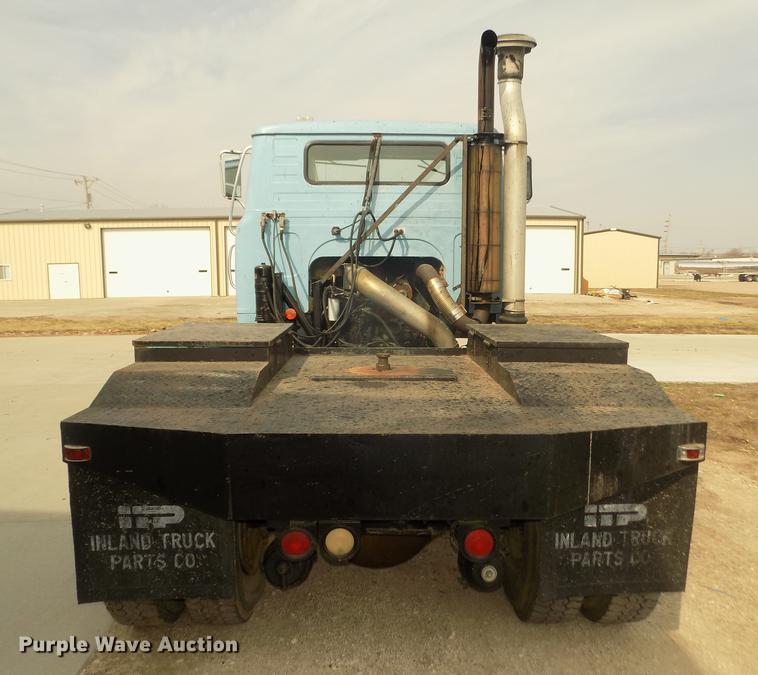 image for item DD2788 1979 International C04070B semi truck