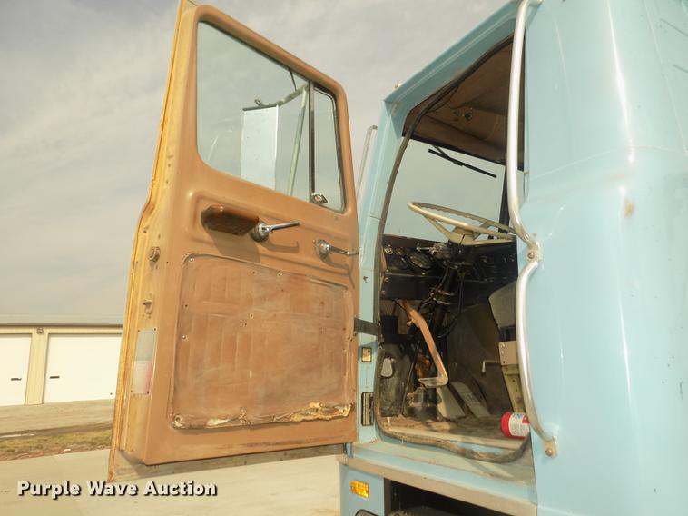 image for item DD2788 1979 International C04070B semi truck