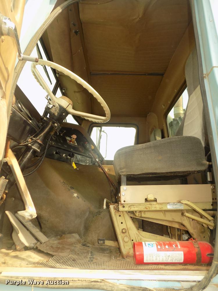 image for item DD2788 1979 International C04070B semi truck