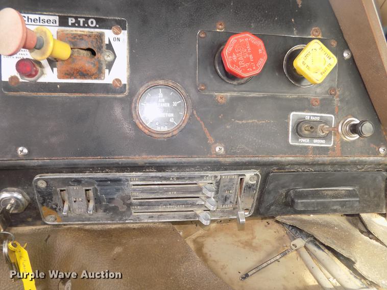 image for item DD2788 1979 International C04070B semi truck