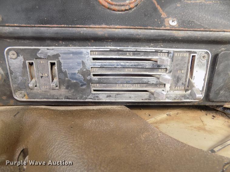 image for item DD2788 1979 International C04070B semi truck