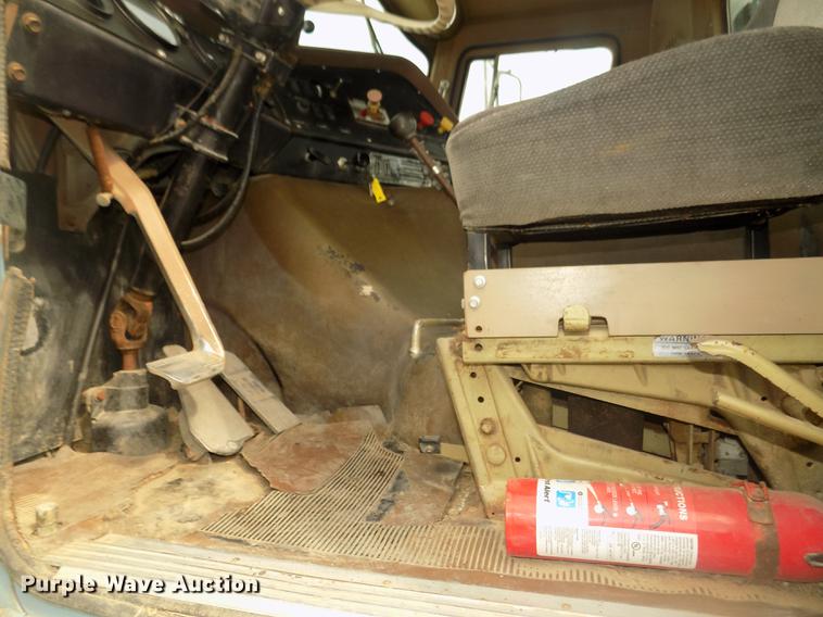 image for item DD2788 1979 International C04070B semi truck