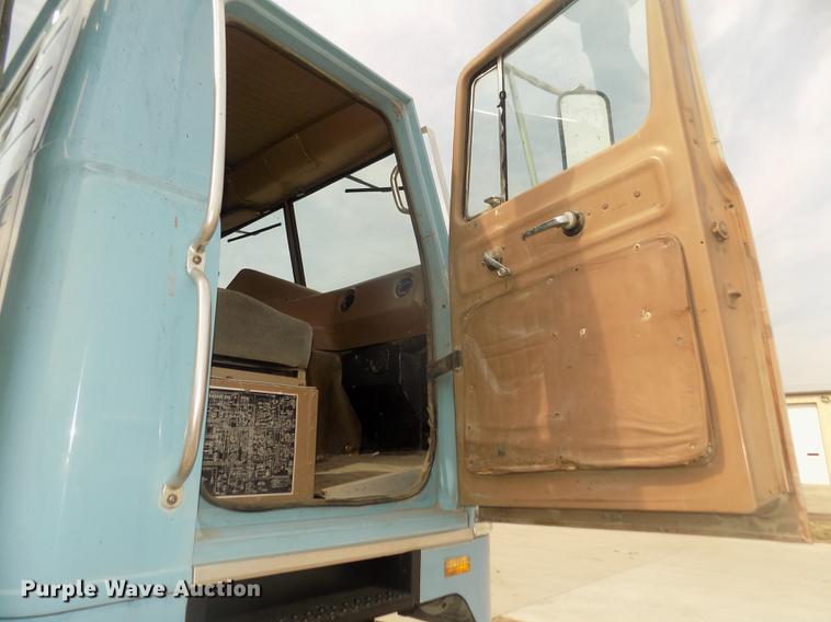 image for item DD2788 1979 International C04070B semi truck