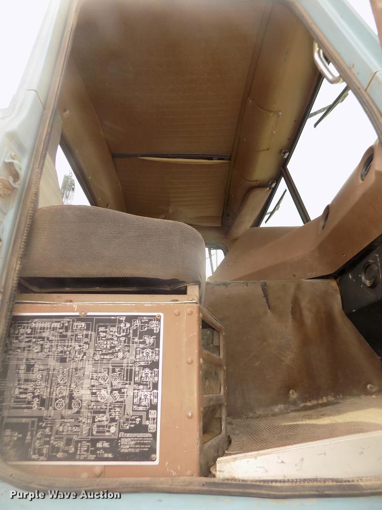 image for item DD2788 1979 International C04070B semi truck