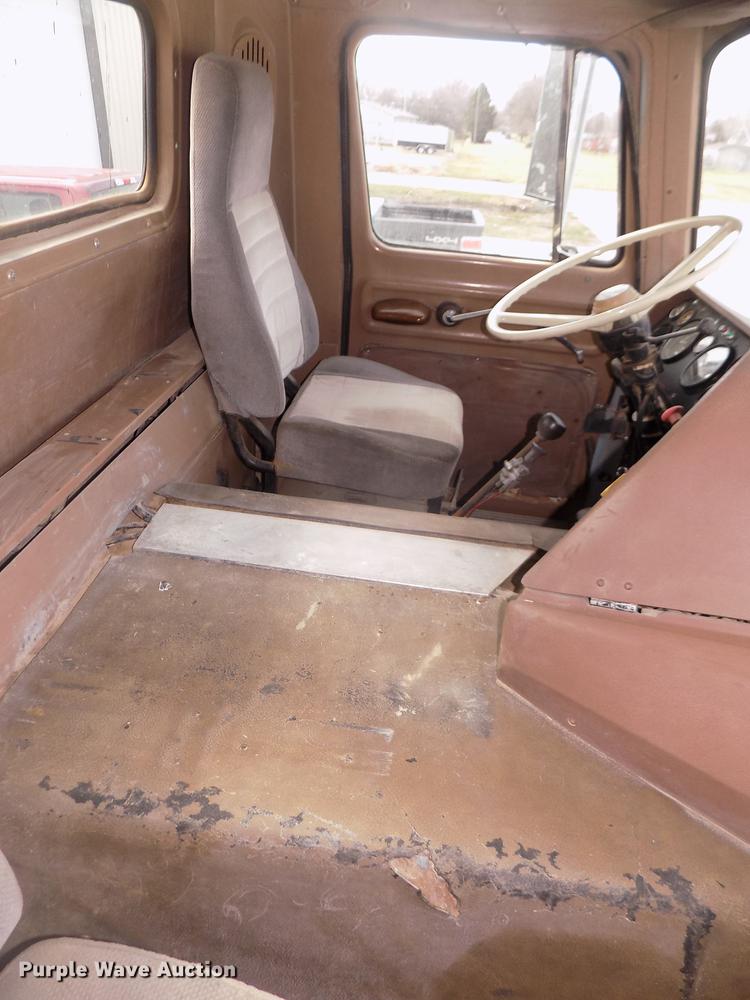 image for item DD2788 1979 International C04070B semi truck