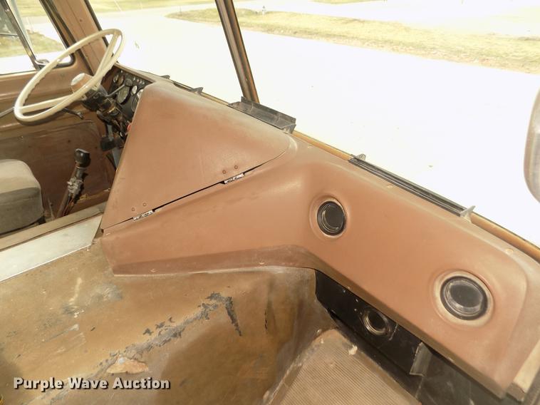 image for item DD2788 1979 International C04070B semi truck