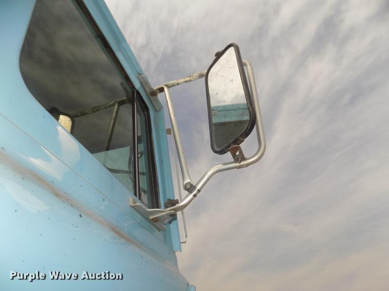 image for item DD2788 1979 International C04070B semi truck