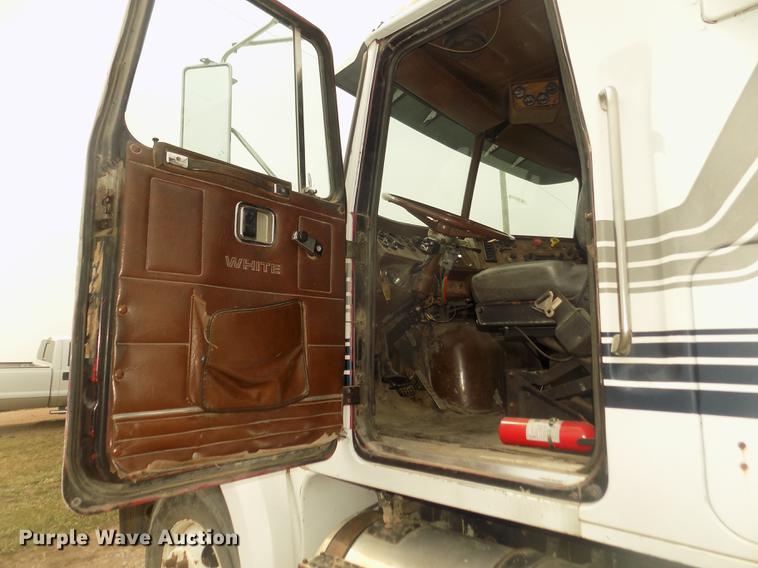 image for item DD2794 1987 White Volvo WIM semi truck