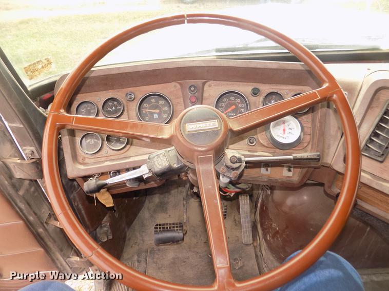 image for item DD2794 1987 White Volvo WIM semi truck