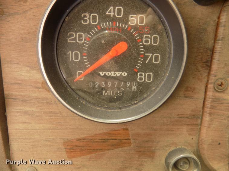 image for item DD2794 1987 White Volvo WIM semi truck