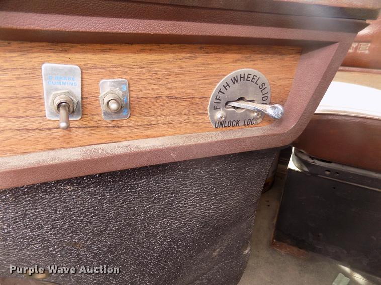 image for item DD2794 1987 White Volvo WIM semi truck