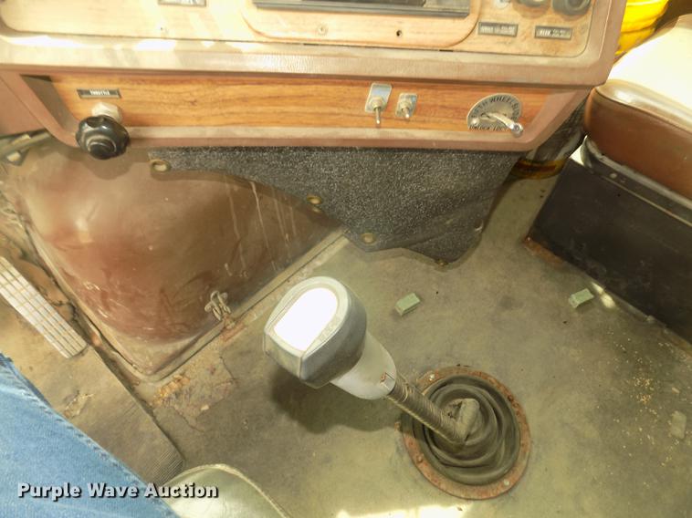 image for item DD2794 1987 White Volvo WIM semi truck