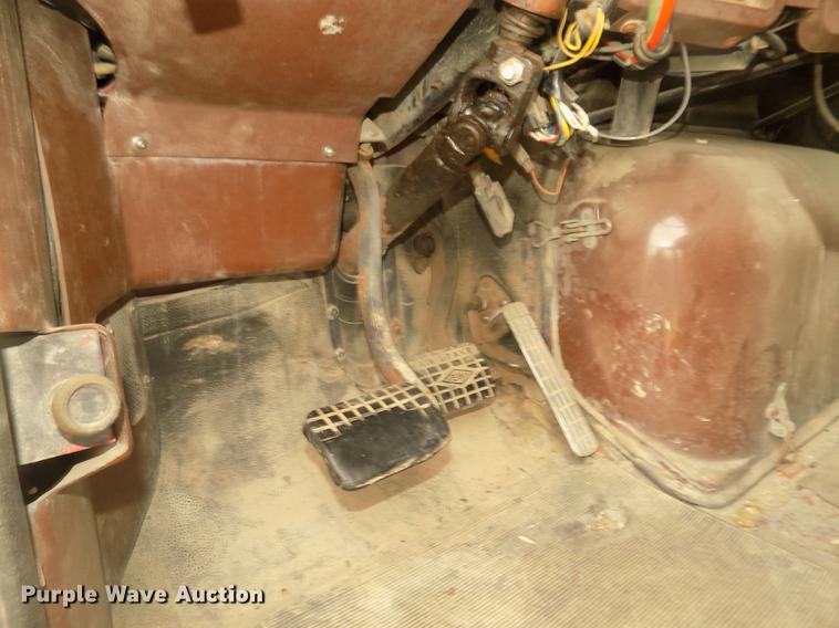 image for item DD2794 1987 White Volvo WIM semi truck