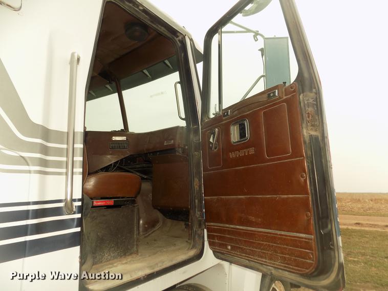 image for item DD2794 1987 White Volvo WIM semi truck