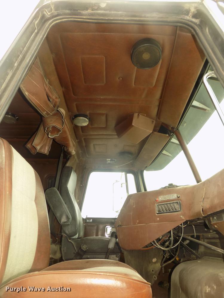 image for item DD2794 1987 White Volvo WIM semi truck