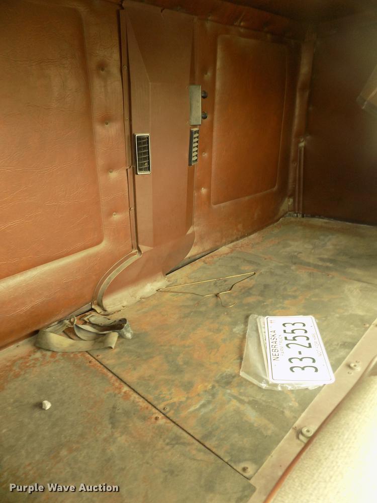 image for item DD2794 1987 White Volvo WIM semi truck