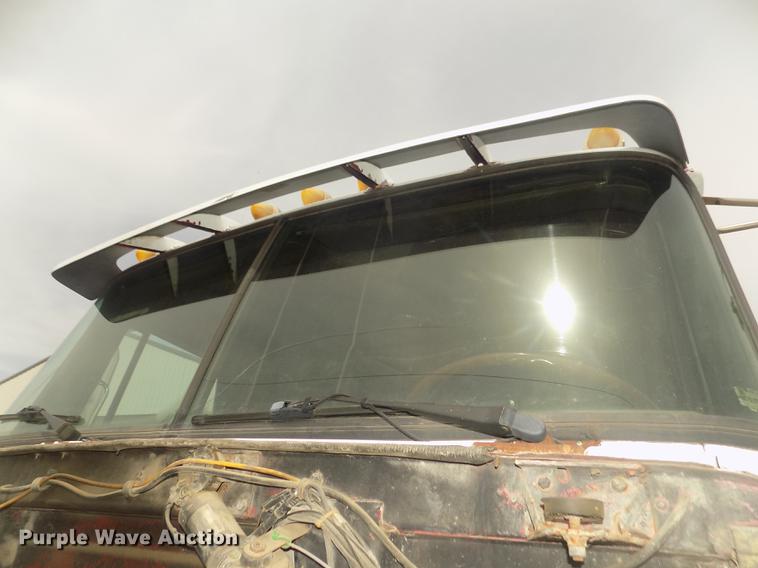 image for item DD2794 1987 White Volvo WIM semi truck