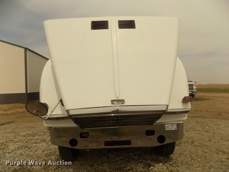 image for item DD2794 1987 White Volvo WIM semi truck