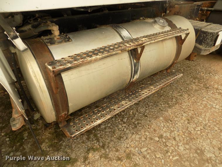 image for item DD2794 1987 White Volvo WIM semi truck