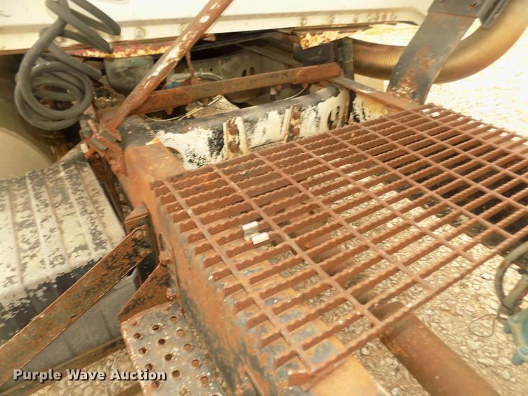 image for item DD2794 1987 White Volvo WIM semi truck