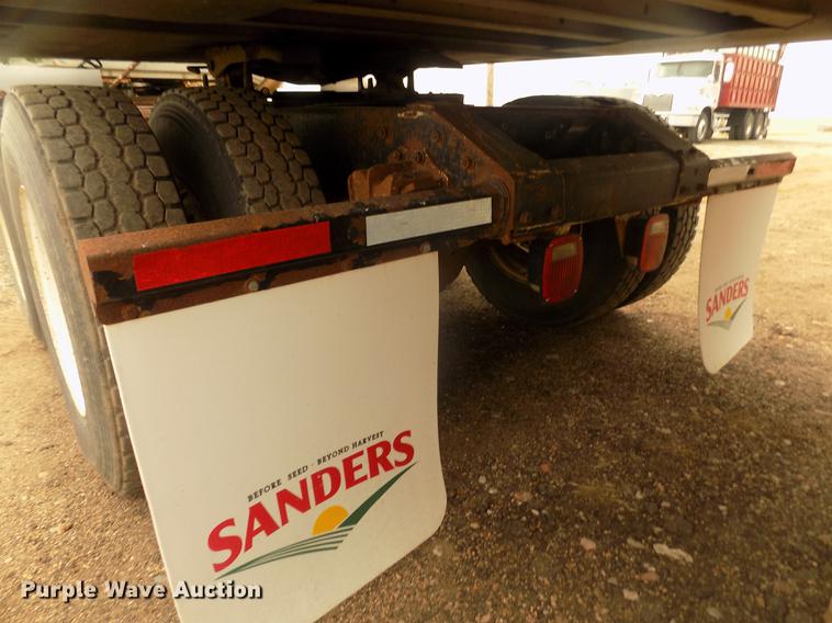 image for item DD2794 1987 White Volvo WIM semi truck