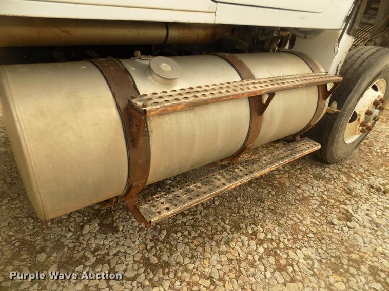 image for item DD2794 1987 White Volvo WIM semi truck