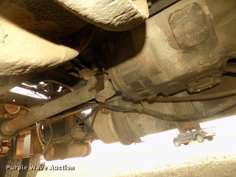 image for item DD2794 1987 White Volvo WIM semi truck