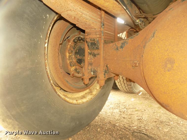 image for item DD2794 1987 White Volvo WIM semi truck