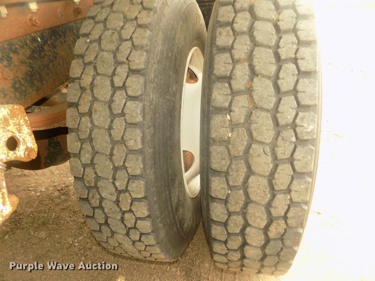 image for item DD2794 1987 White Volvo WIM semi truck