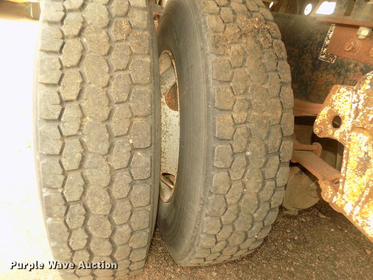 image for item DD2794 1987 White Volvo WIM semi truck