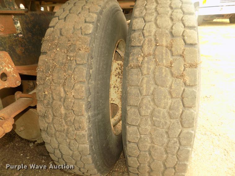 image for item DD2794 1987 White Volvo WIM semi truck